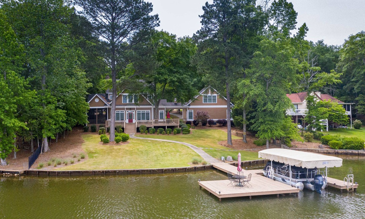 Eatonton House | Lovely Lake Escape on Lake Oconee with game room, hot tub and fire pit