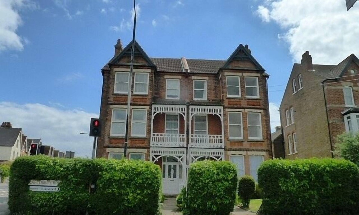 Herne Bay Apartment | Lovely Light, Spacious Flat With Sea View