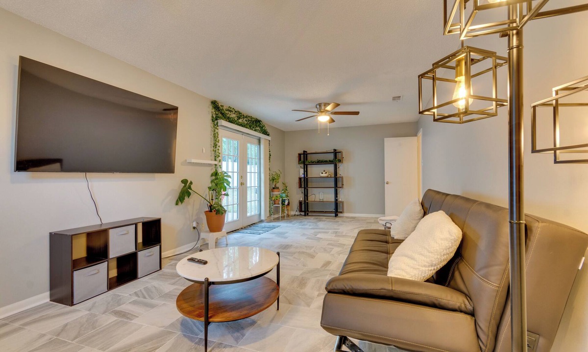 Reservoir Cottage | Lovely Little Rock Home w/Fire Pit & Yard!