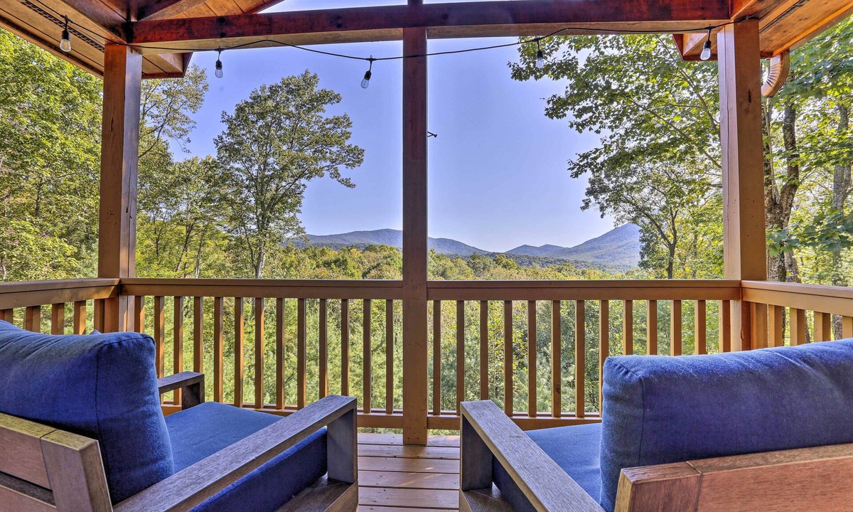 Hidden Lake Cabin | Lovely Log Cabin + Bunkhouse w/Views & Yard!