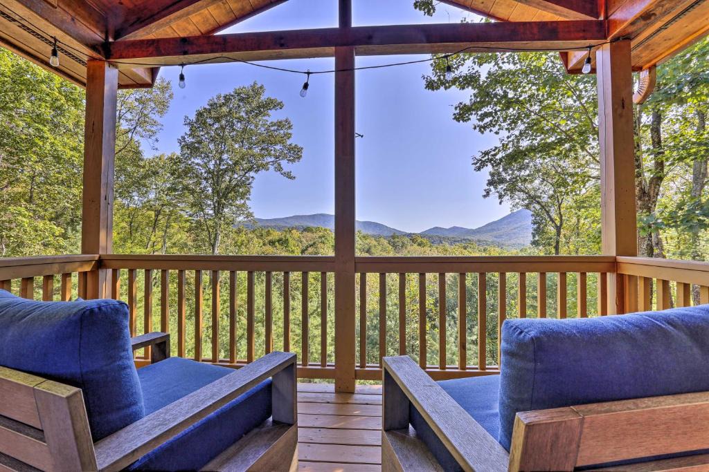 Hidden Lake House | Lovely Log Cabin + Bunkhouse w/Views & Yard!