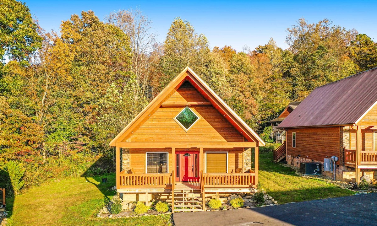White Oak Lodge Cabin | Lovely log cabin with pool, fireplace, private hot tub, & pool table