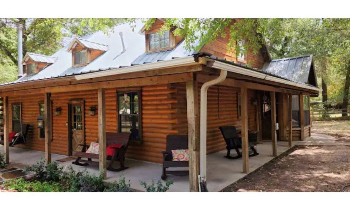 Montgomery House | Lovely Log Home W/Office, AC, Hot Tub on 4.3 acres