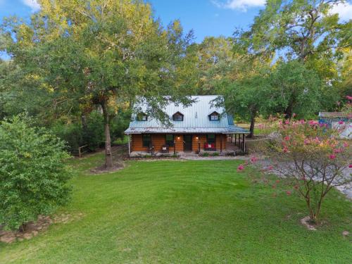 Montgomery House | Lovely log home with Hot Tub on 4 acres