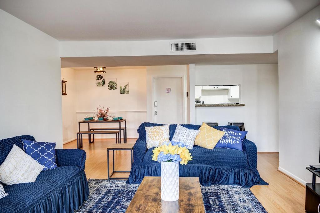 South Main House | Lovely Med center 3BR 2BA condo with free parking