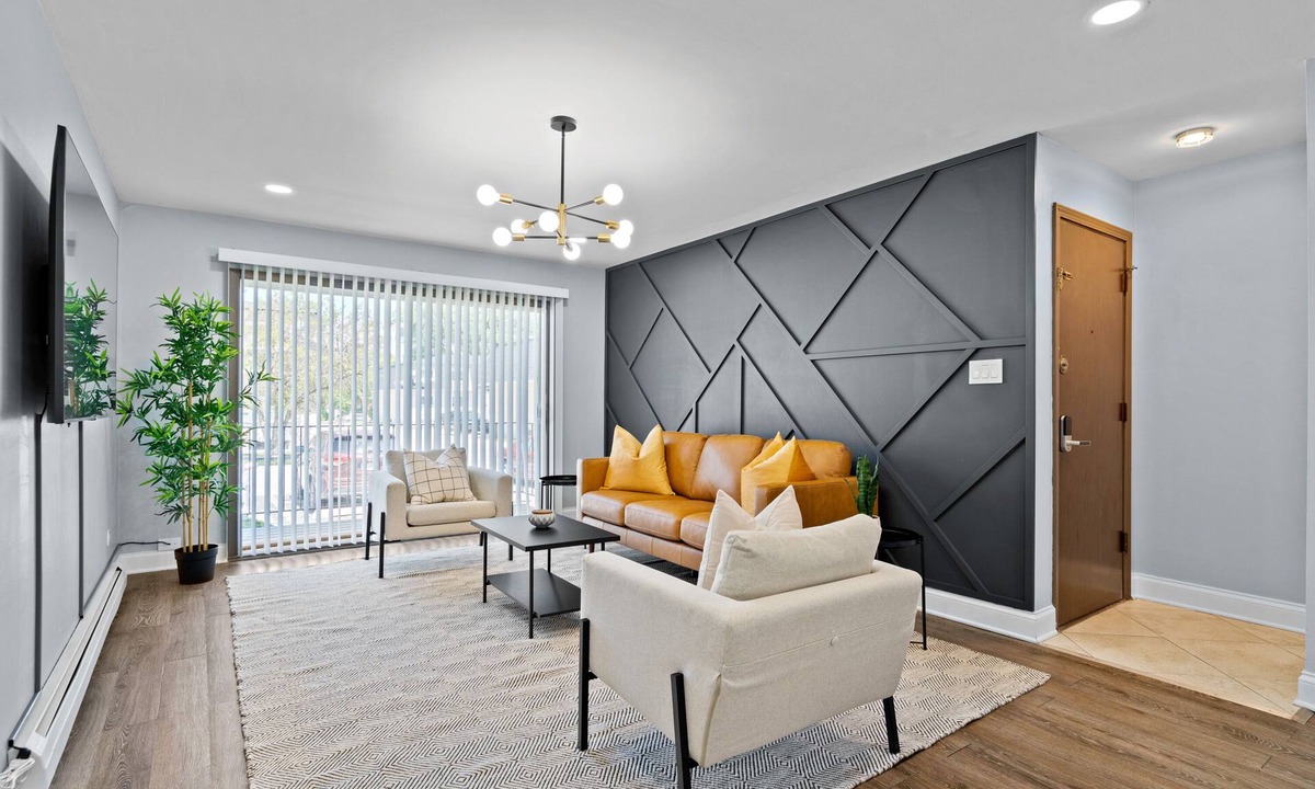 Chicago Ridge Apartment | Lovely & Modern 2 Bd Apt near Golf Course