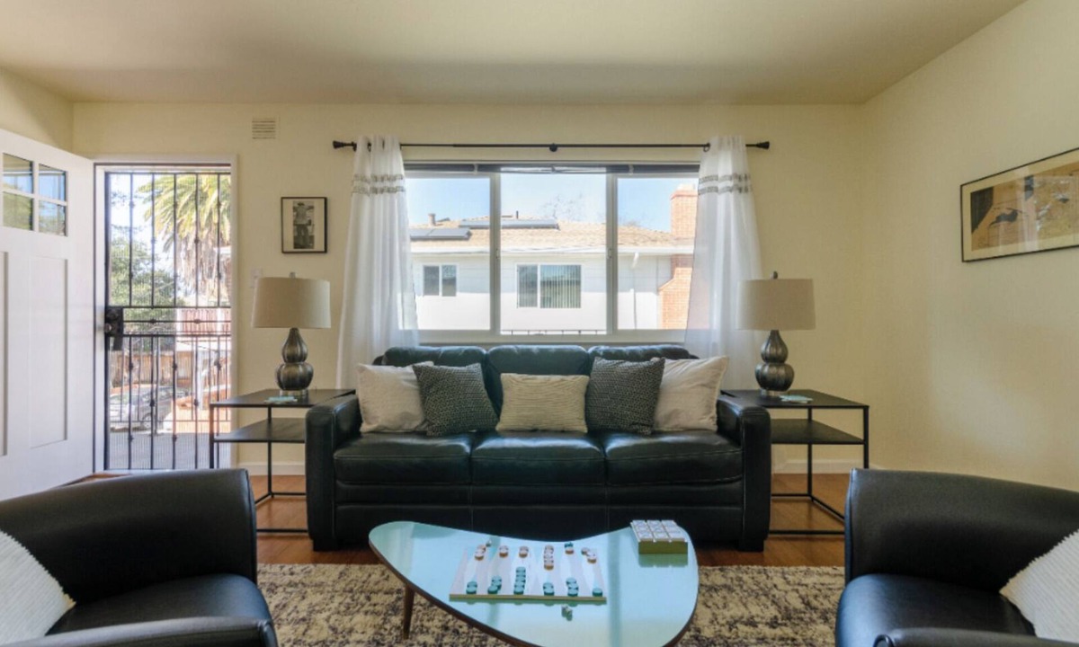 Lincoln Highlands Apartment | Lovely Modern & Stylish 2 bd & 1 bath