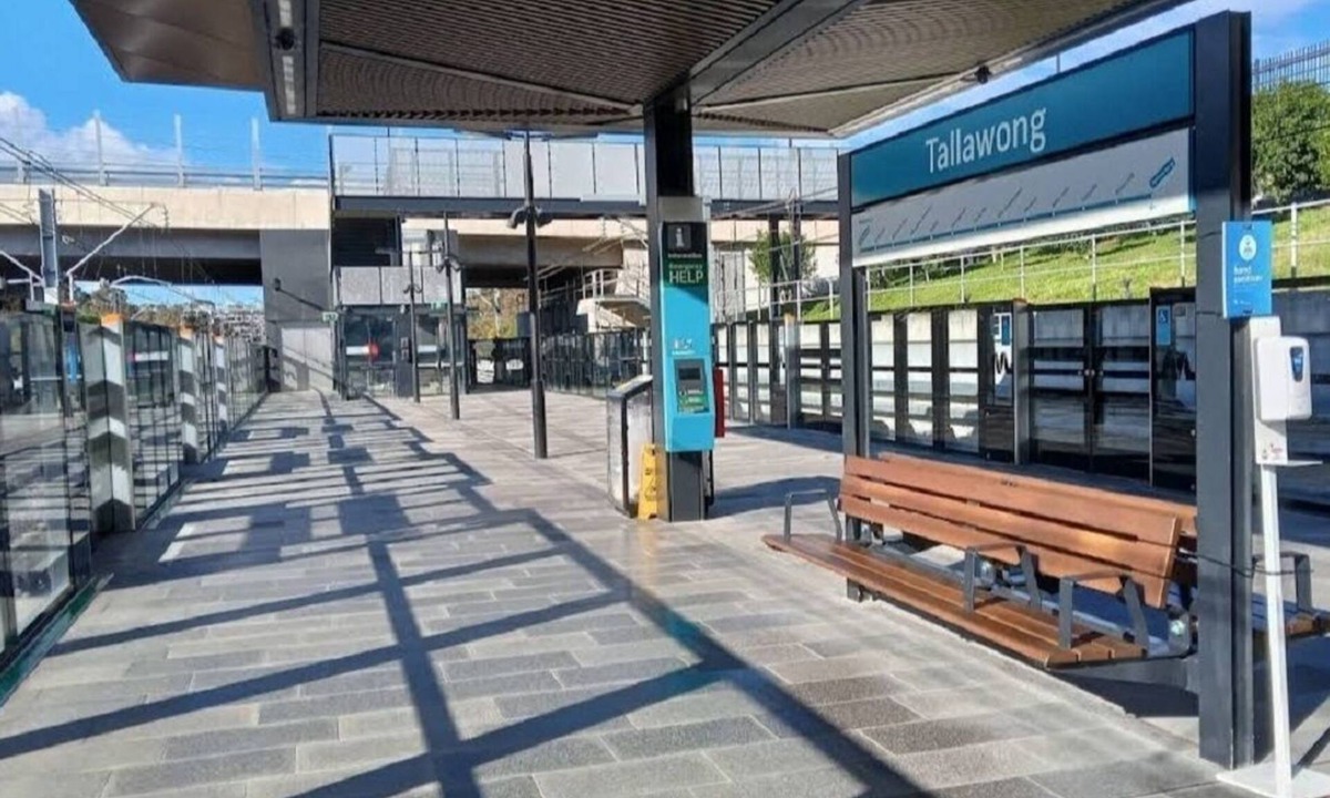 Schofields House | Lovely New 5 bedroom + Study/Back Yd