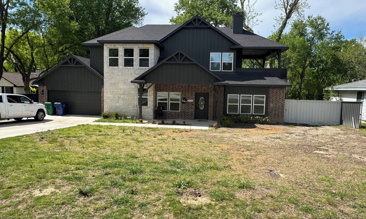 Waxahachie House | Lovely new 6-bedroom sleeps 14 with 3 1/2 baths. Fully handclapped Bathroom