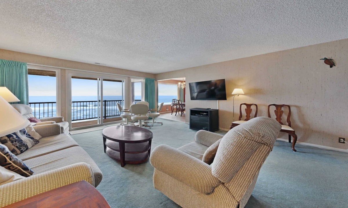 Gleneden Beach Condo | Lovely oceanfront condo with sweeping water views and balcony