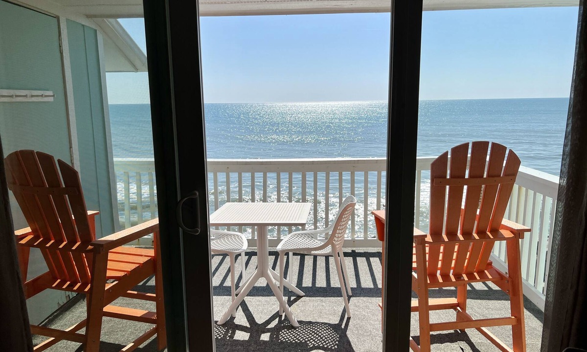 North Carolina Coast Condo | Lovely Oceanfront Condo w/Vast Top Floor Views; Pool; WiFi/Cable; Quiet; 2 Max