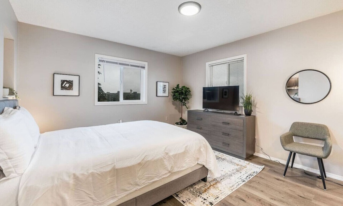 Hilltop Apartment | Lovely Private Studio Freshly Renovated Downtown 7