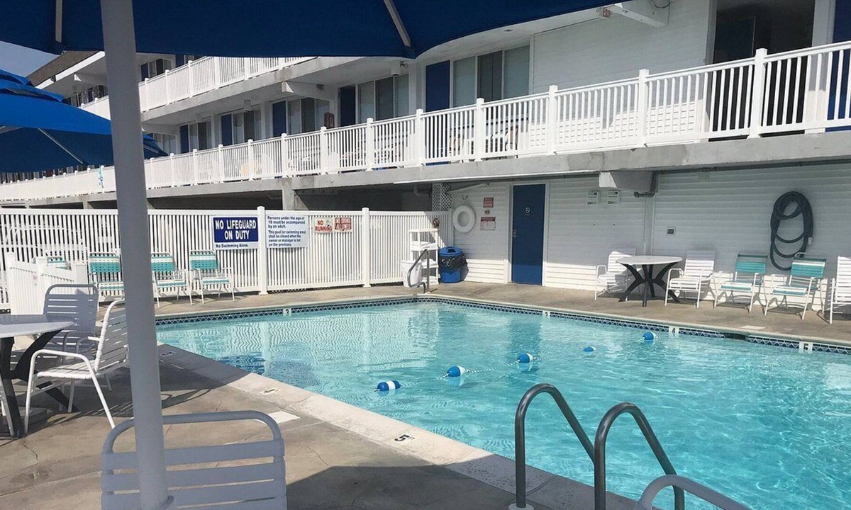 South End Apartment | LOVELY QUEEN SIZED BED STUDIO-4 BLOCKS FROM THE BEACH