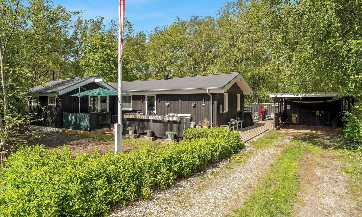 Amtoft House | Lovely renovated holiday home with a wilderness bath and fenced grounds.