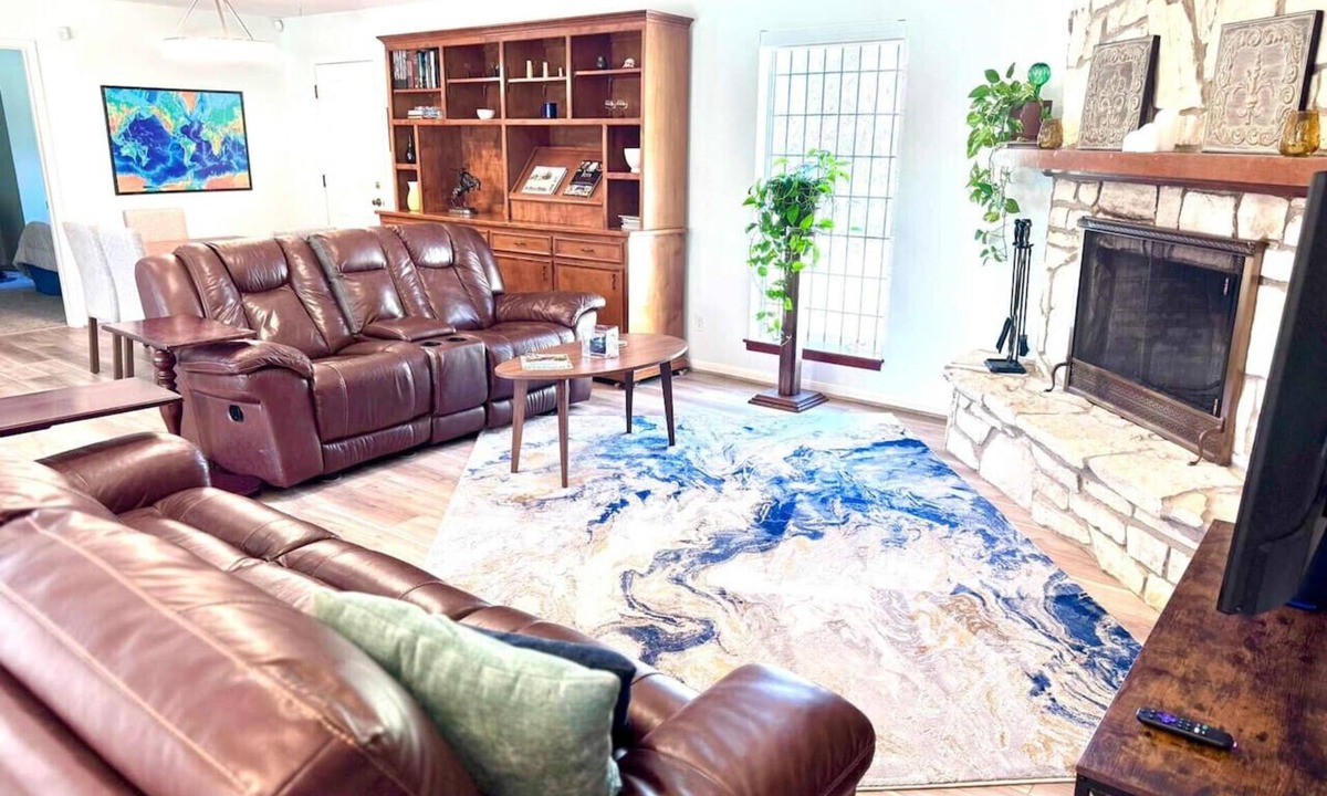 Beaumont House | Lovely Retro 2BR 2.5BA In Quiet Neighborhood