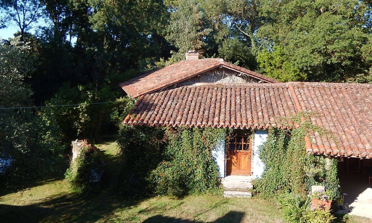 Bessay Hotel | Lovely Riverside Cottage in South Vendee