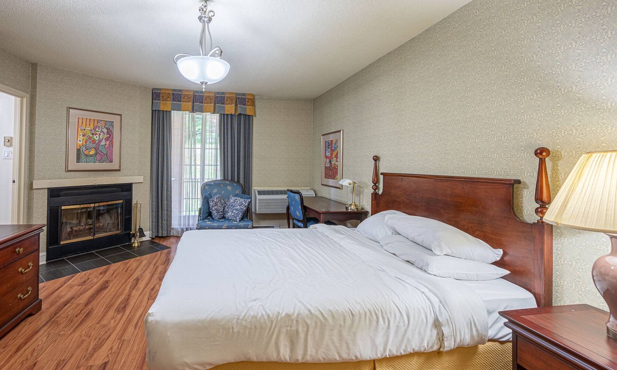 Saint-Sauveur Hotel | Lovely room with balcony 26