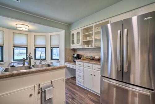 Vance Jackson House | Lovely San Antonio Home ~ 13 Mi to Downtown!