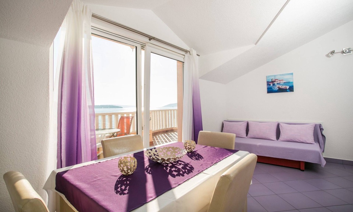 Seget Donji Apartment | Lovely ❤ sea view apt for 2+2, on the beach, Seget