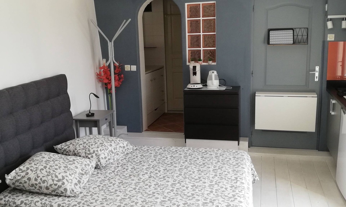 Nord Apartment | Lovely self-contained studio with terrace near Aix. Pets allowed