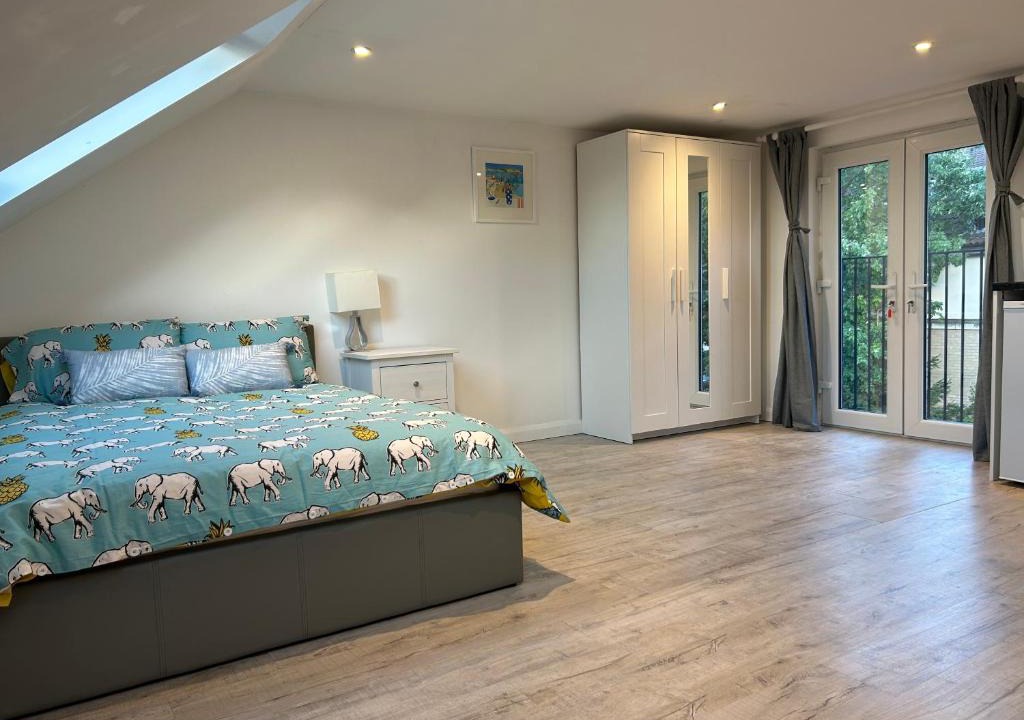 Canning Town Apartment | Lovely Self Contained Loft Studio - 33AS4