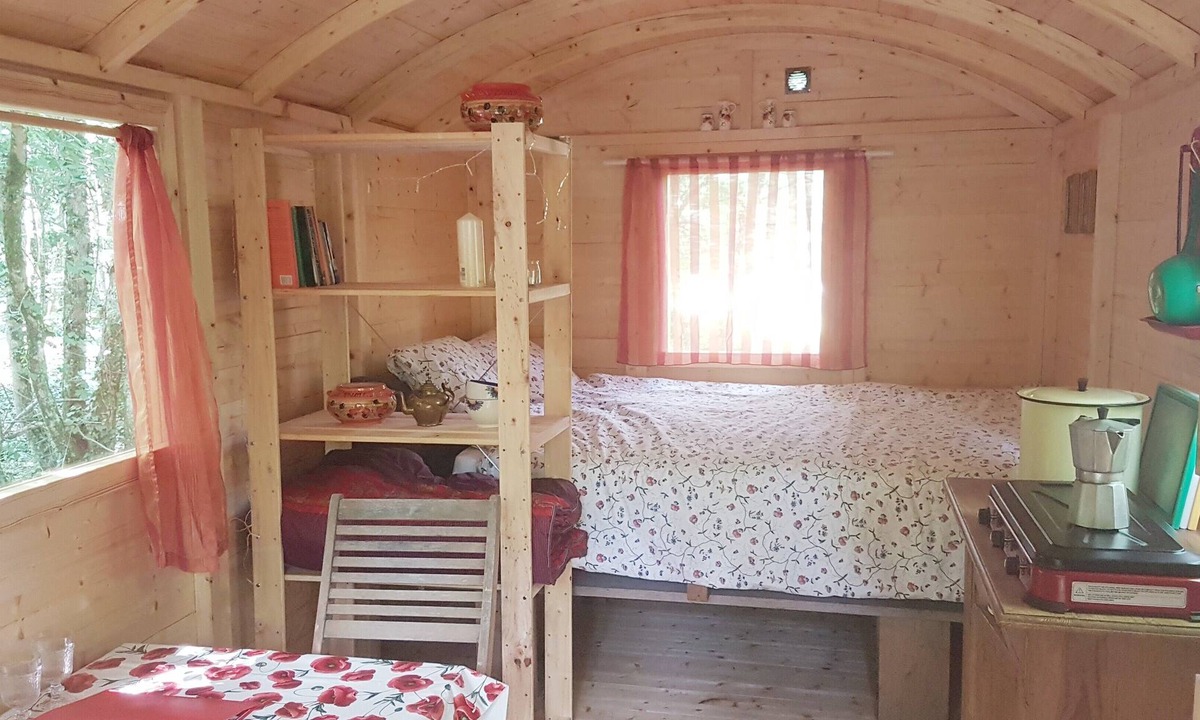 Sougeres-en-Puisaye Cabin | Lovely shepherds hut in chauminet