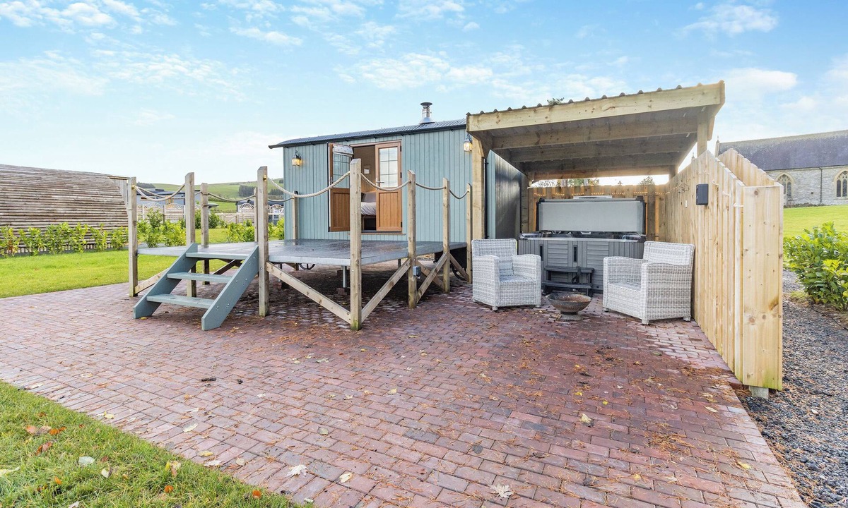 St Harmon Cottage | Lovely Shepherds hut with private hot tub.