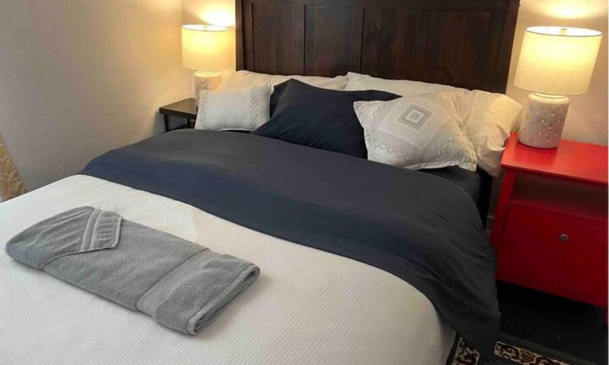 West Central House | Lovely & Spacious Downtown 2 Bedroom