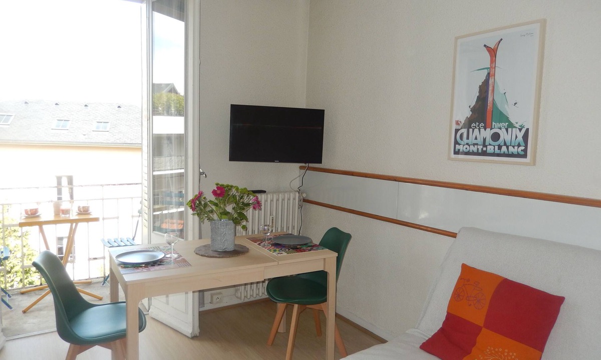 Aix-les-Bains City Center Apartment | Lovely studio in the center of town 2 balconies