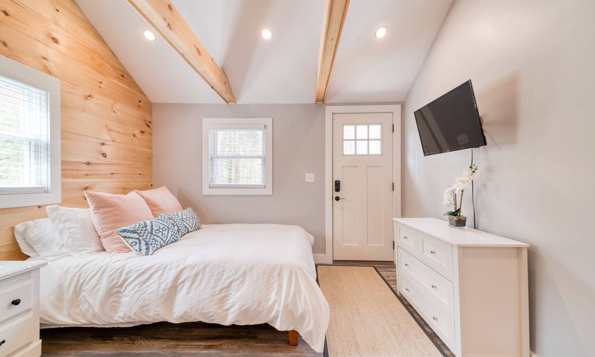 Harwich Port Apartment | Lovely Studio with Full Kitchen + Private Deck!