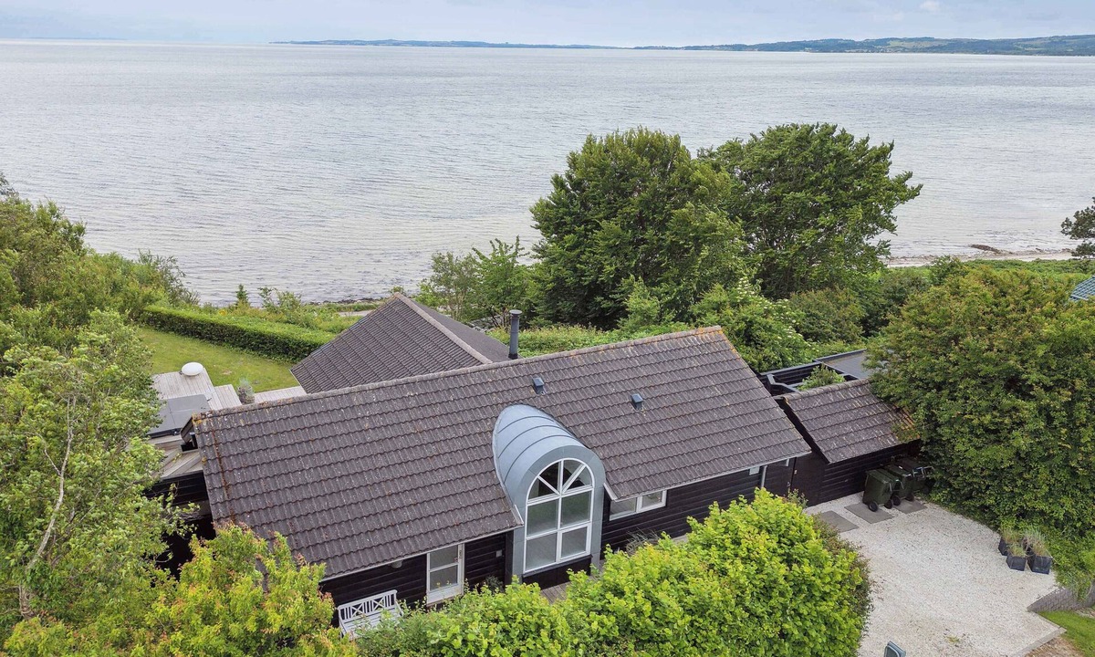 Egsmark Strand House | Lovely summer house with a view and outdoor spa