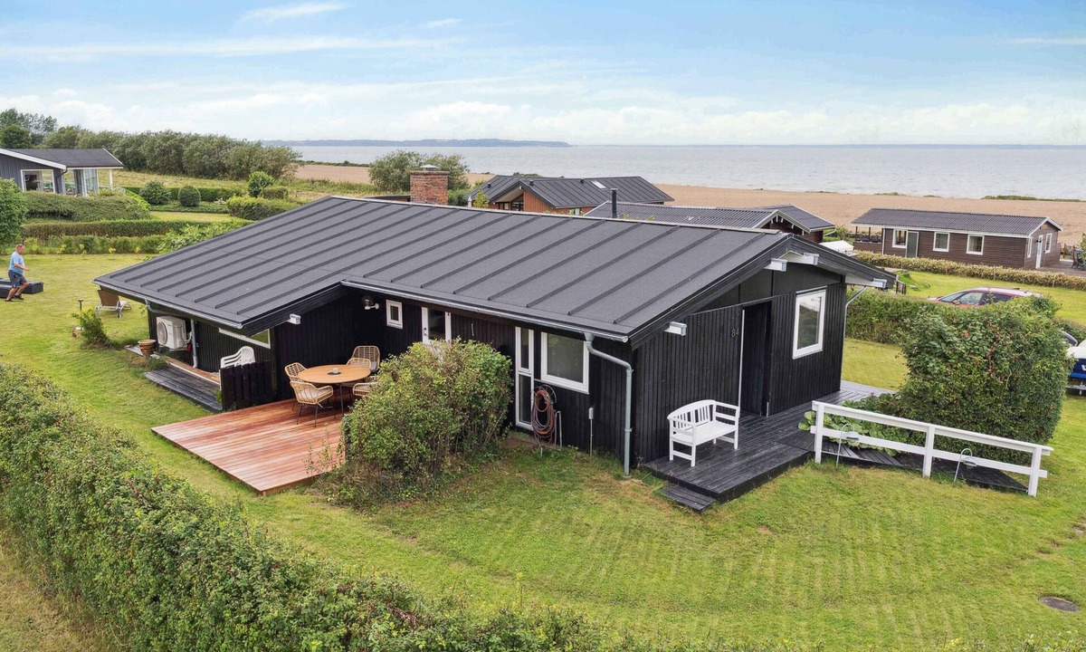 Skastrup Strand House | Lovely summerhouse by Skaastrup Strand w sea view