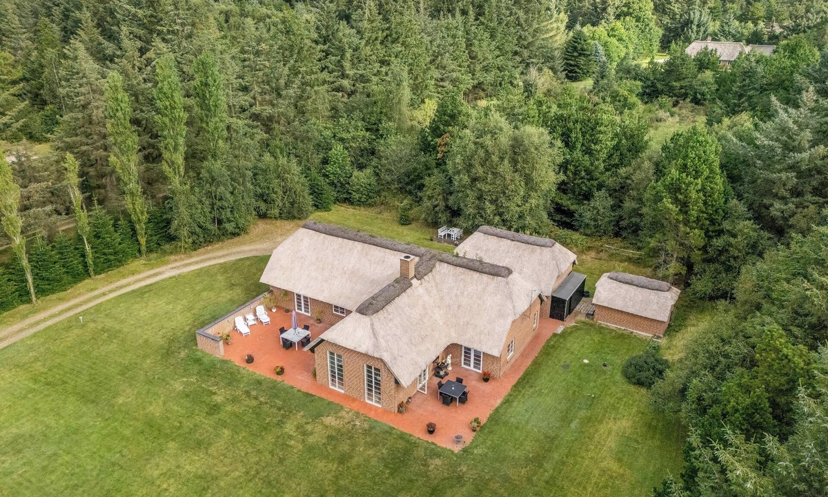 Øhuse House | Lovely thatched holiday home with spa and sauna.
