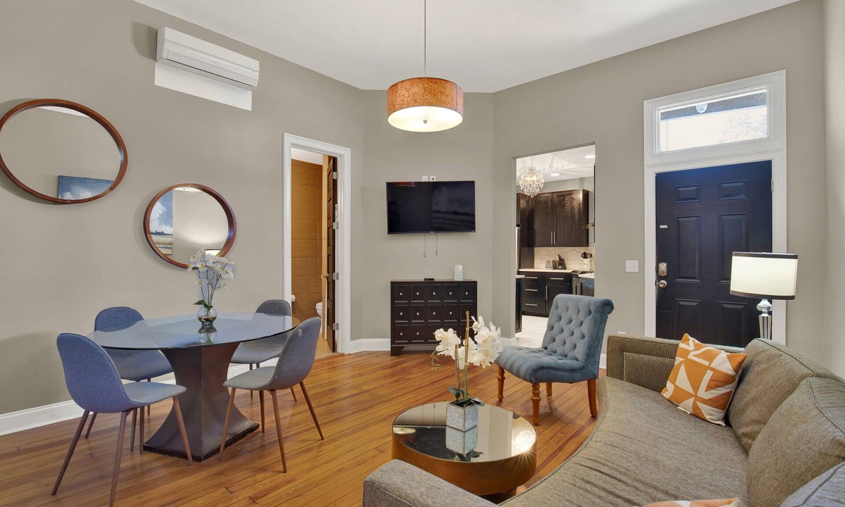 Thomas Square Apartment | Lovely Thomas Square Condo with Shared Porch