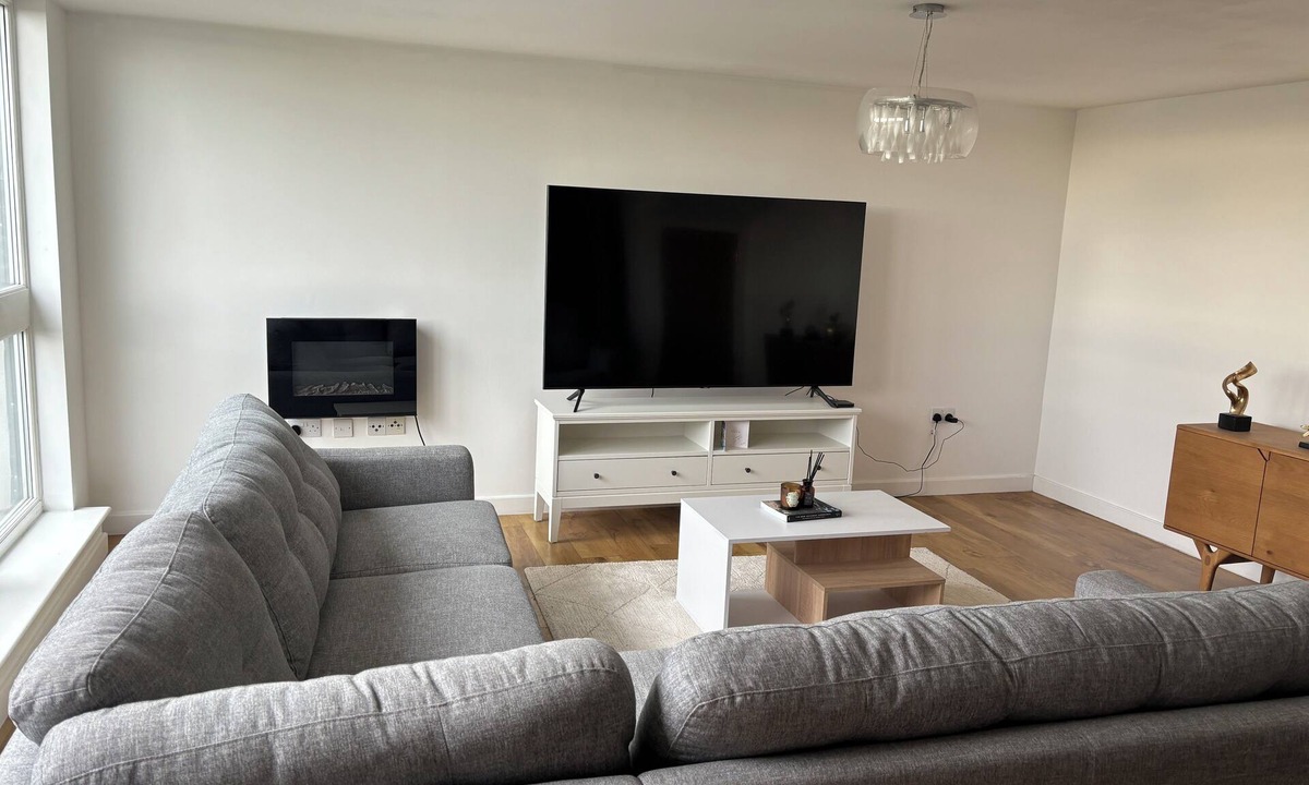 Hillingdon Apartment | Lovely three bedroom apartment located in a private development.