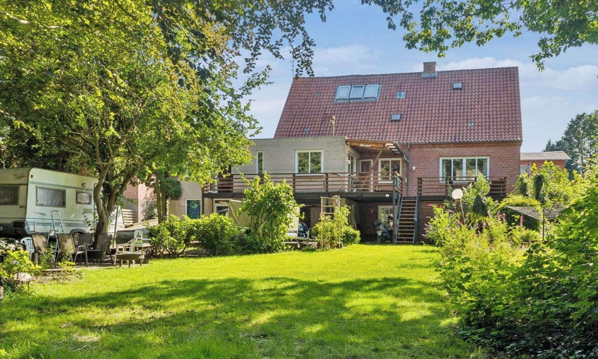 Gram Apartment | Lovely Town Apartment - Sleeps 5, Parking & Garden