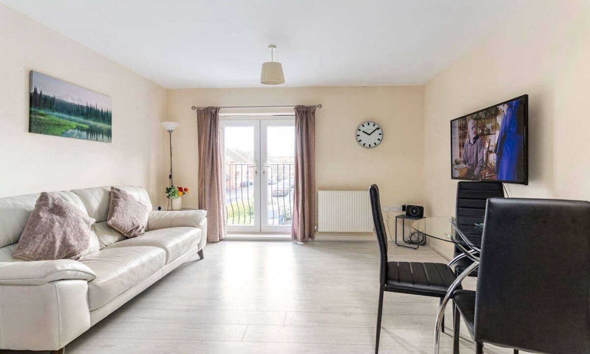 Tipton House | Lovely Two Bed detached house with Parking