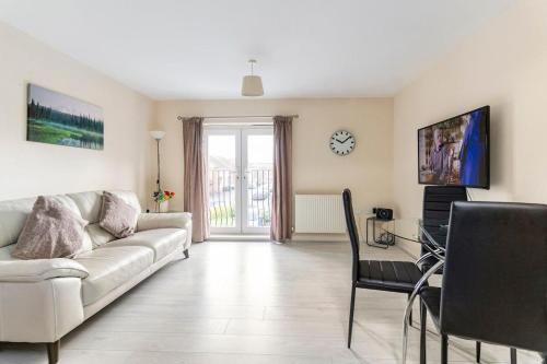 Tipton House | Lovely Two Bed detached house with Parking