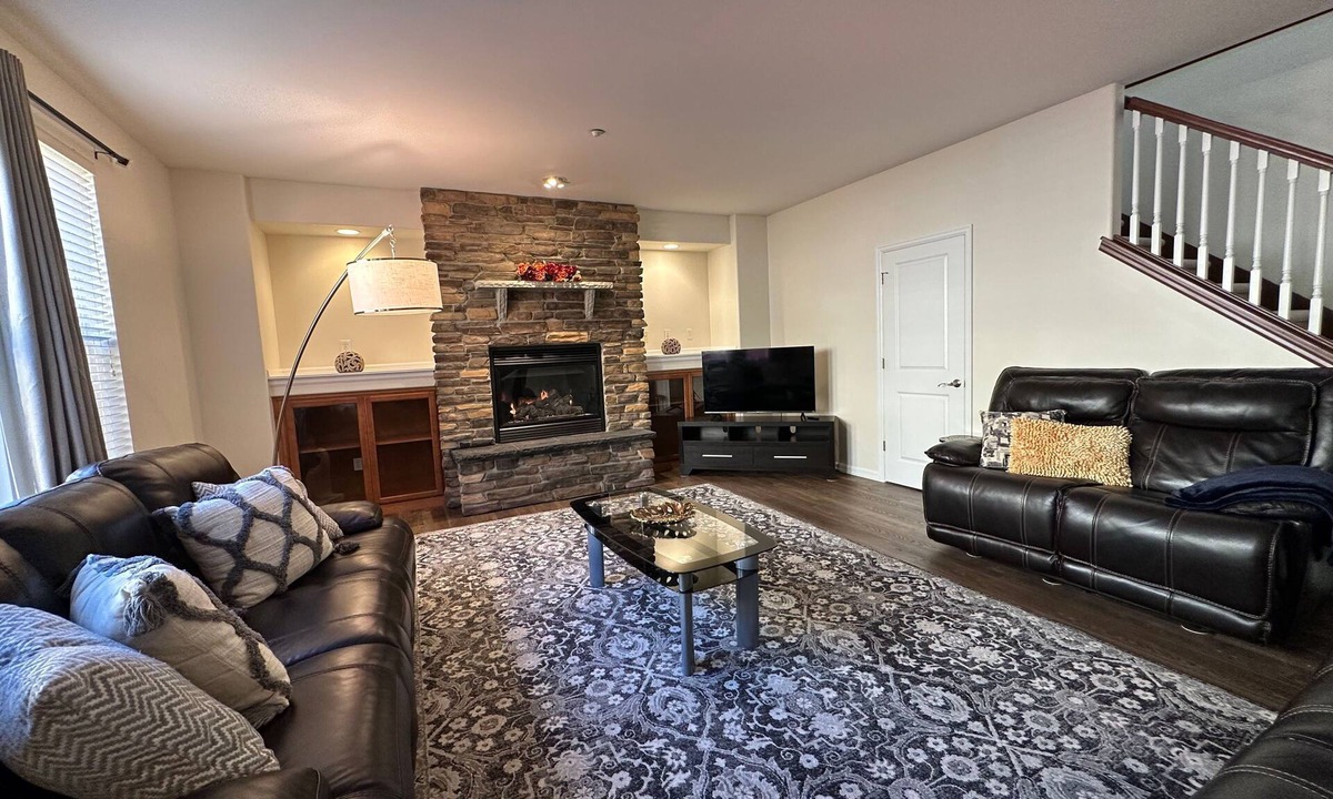 Renton House | Lovely Villa: Master en-suite with fireplace