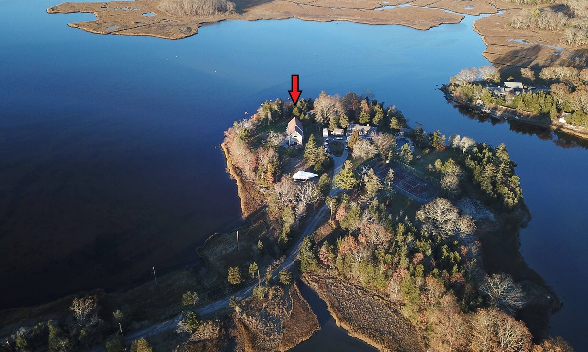 South Dartmouth House | Lovely waterfront home located on Little River Estuary
