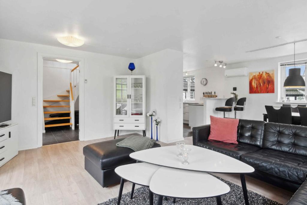 Juelsminde House | Lovely Well-Appointed Summer House With Hot Tub