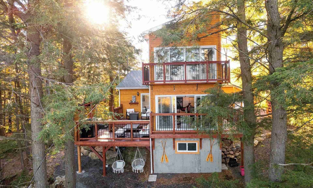 Pointe-au-Chene Ski Chalet | LoveNestChalet | Hot tub & Fireplace | Lake & Mountain