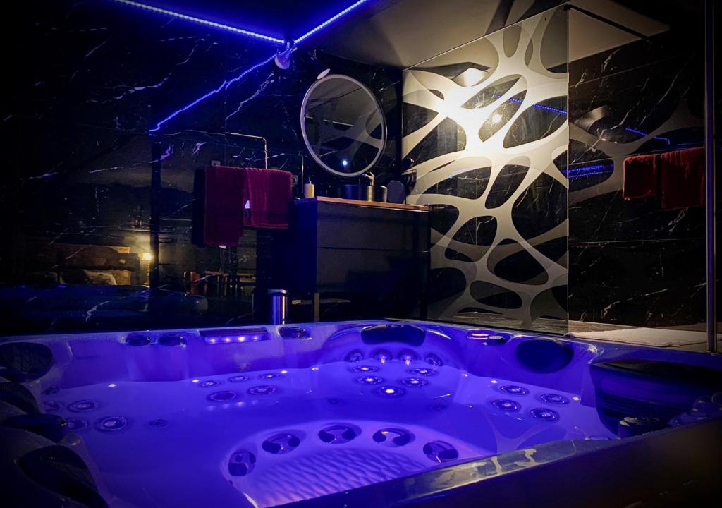 Chazey-sur-Ain Hotel | Loveroom avec jacuzzi 01