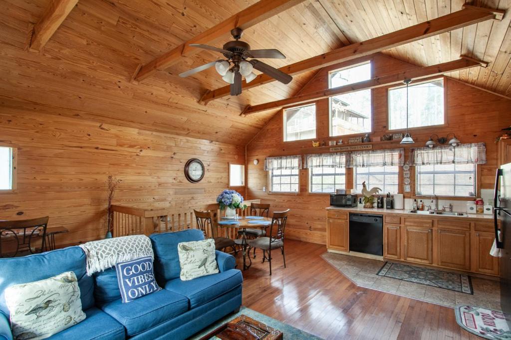Sevierville House | Lovers Paradise Hot Tub Grill Fireplace