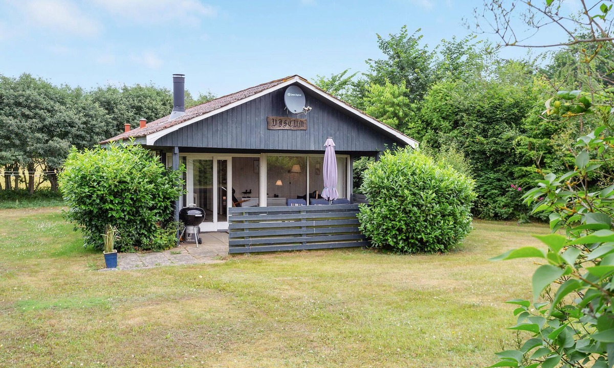 Arnager House | Lovingly furnished cottage on well-kept grounds with lawn and space for ball games.