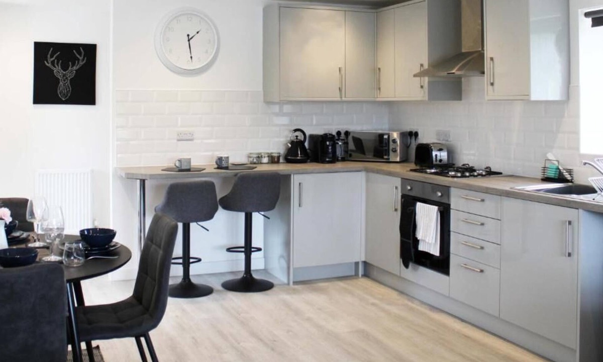 Abingdon Apartment | Low Cost, Fully Sanitised 4 Bed & Parking