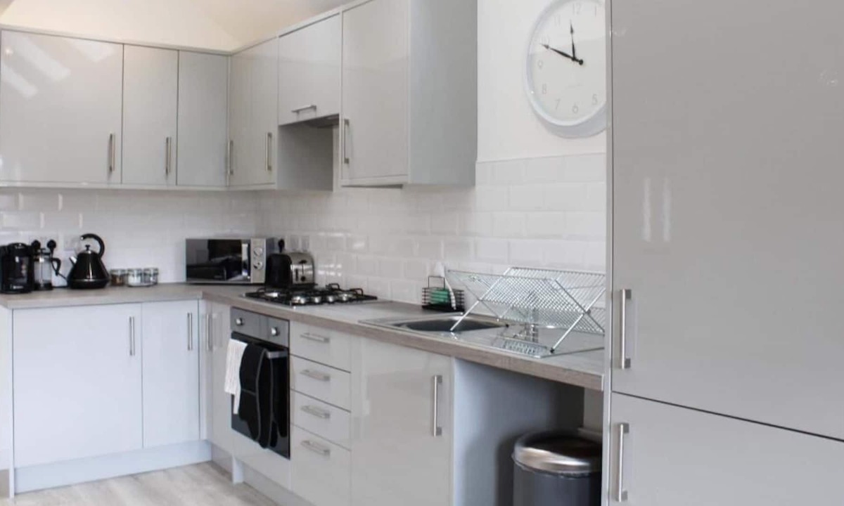 Abingdon Apartment | Low Cost, Fully Sanitised 4 Bed & Parking