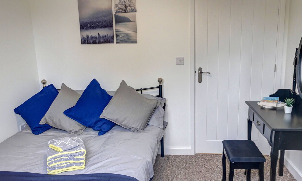 Didcot Apartment | Low Cost, Pet Friendly 4 Bed + Parking (04)