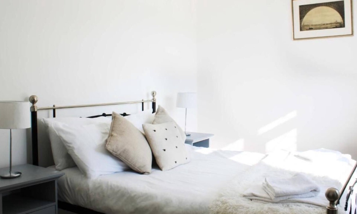 Oxford House | Low Cost, Pet Friendly 4 Bed + Parking (05)