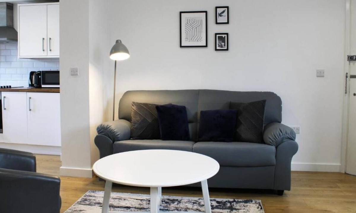 Abingdon Apartment | Low Cost, Pet Friendly 4 Bed + Parking (01)